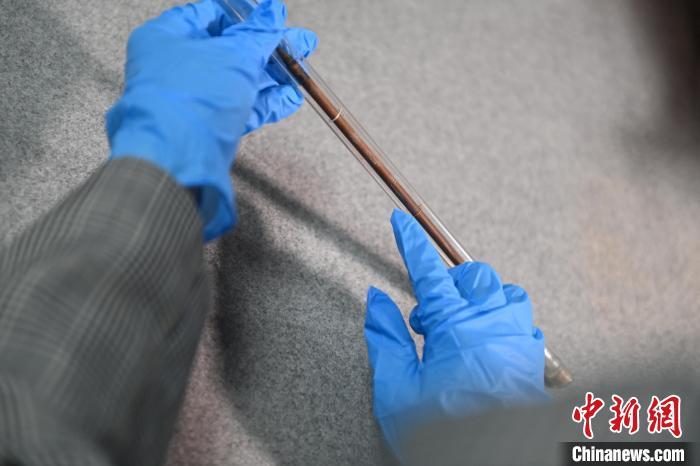 2024年5月7日，拍攝的甘肅省博物館館藏國(guó)寶級(jí)文物“白馬作”毛筆。李亞龍　攝