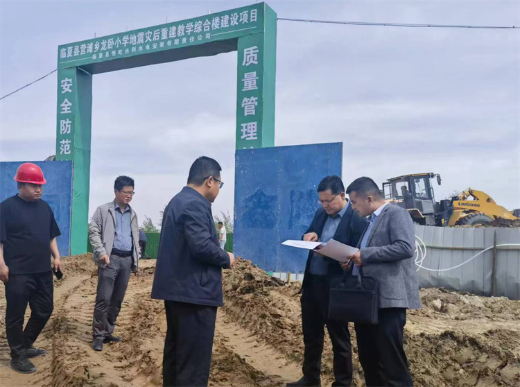 州紀委監(jiān)委督查組在臨夏縣營灘鄉(xiāng)龍臥小學災后重建教學綜合樓建設項目施工現(xiàn)場開展督導檢查。.jpg