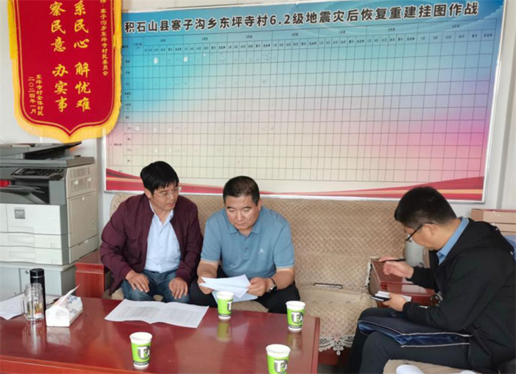 州縣紀委監(jiān)委機關聯(lián)合督查組對下沉干部 、駐村干部 、包村組長、村干部 “四級”干部履職到崗情況，以及工作日志和民情臺賬、訴求臺賬進行日常監(jiān)督檢查，壓實工作責任。.jpg