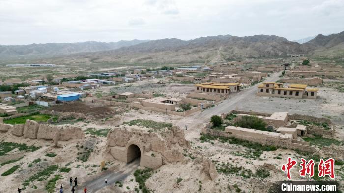 7月13日，位于山丹漢明長城遺址里的硤口古城。(無人機圖片) 　九美旦增 攝