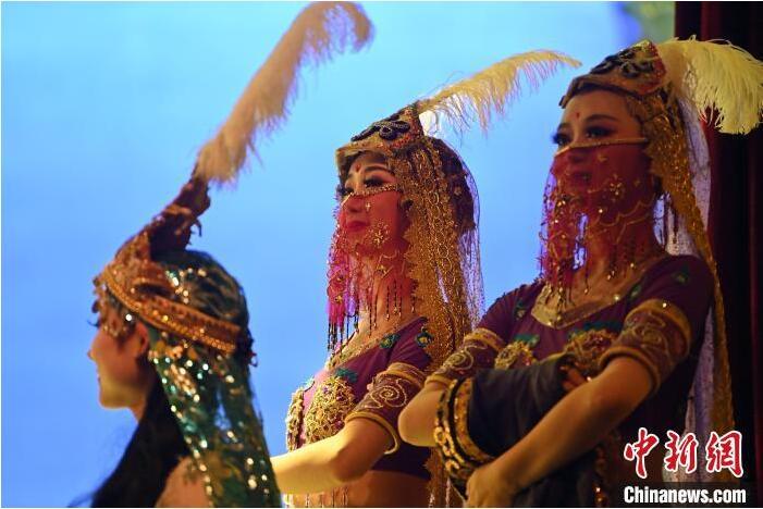 7月18日晚，中國經(jīng)典舞劇《絲路花雨》在甘肅蘭州黃河劇院進(jìn)行演出。中國經(jīng)典舞劇《絲路花雨》迎來45周年，7月17日-8月4日在蘭州開啟為期多天的駐場(chǎng)演出。該舞劇取材于敦煌莫高窟壁畫，集中國霓裳羽衣舞、敦煌舞、印度舞、黑巾舞、波斯馬鈴舞等于一身，自1979年演出至今，該劇先后在40多個(gè)國家和地區(qū)演出近4000場(chǎng)，觀眾550多萬人次。中新社記者 李亞龍 攝</p>
<p>