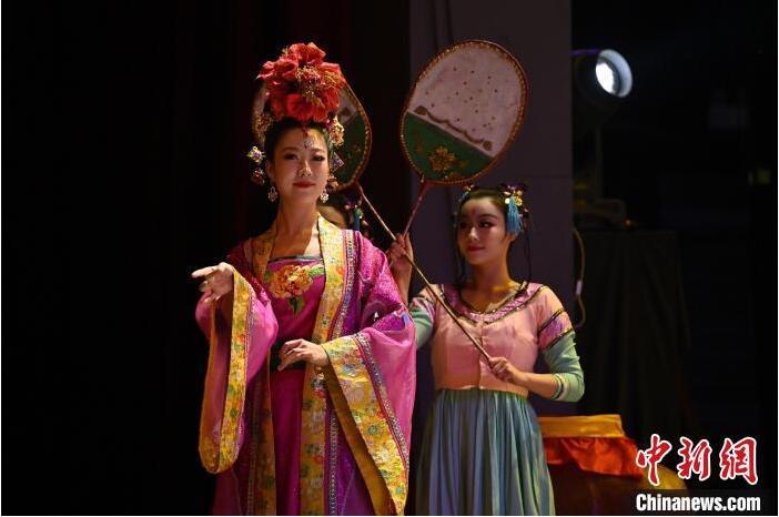 7月18日晚，中國經(jīng)典舞劇《絲路花雨》在甘肅蘭州黃河劇院進(jìn)行演出。中國經(jīng)典舞劇《絲路花雨》迎來45周年，7月17日-8月4日在蘭州開啟為期多天的駐場(chǎng)演出。該舞劇取材于敦煌莫高窟壁畫，集中國霓裳羽衣舞、敦煌舞、印度舞、黑巾舞、波斯馬鈴舞等于一身，自1979年演出至今，該劇先后在40多個(gè)國家和地區(qū)演出近4000場(chǎng)，觀眾550多萬人次。中新社記者 李亞龍 攝</p>
<p>