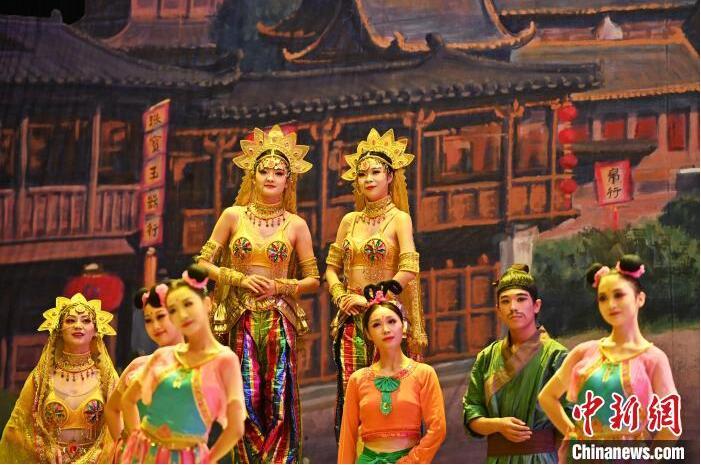 7月18日晚，中國經(jīng)典舞劇《絲路花雨》在甘肅蘭州黃河劇院進(jìn)行演出。中國經(jīng)典舞劇《絲路花雨》迎來45周年，7月17日-8月4日在蘭州開啟為期多天的駐場(chǎng)演出。該舞劇取材于敦煌莫高窟壁畫，集中國霓裳羽衣舞、敦煌舞、印度舞、黑巾舞、波斯馬鈴舞等于一身，自1979年演出至今，該劇先后在40多個(gè)國家和地區(qū)演出近4000場(chǎng)，觀眾550多萬人次。中新社記者 李亞龍 攝</p>
<p>