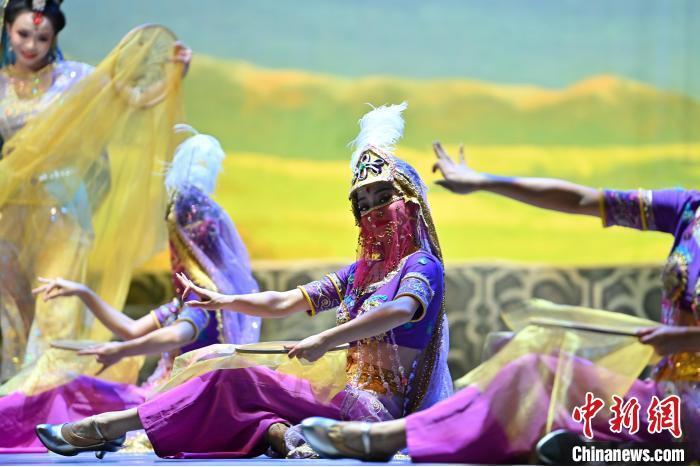 7月18日晚，中國經(jīng)典舞劇《絲路花雨》在甘肅蘭州黃河劇院進(jìn)行演出。中國經(jīng)典舞劇《絲路花雨》迎來45周年，7月17日-8月4日在蘭州開啟為期多天的駐場(chǎng)演出。該舞劇取材于敦煌莫高窟壁畫，集中國霓裳羽衣舞、敦煌舞、印度舞、黑巾舞、波斯馬鈴舞等于一身，自1979年演出至今，該劇先后在40多個(gè)國家和地區(qū)演出近4000場(chǎng)，觀眾550多萬人次。中新社記者 李亞龍 攝</p>
<p>