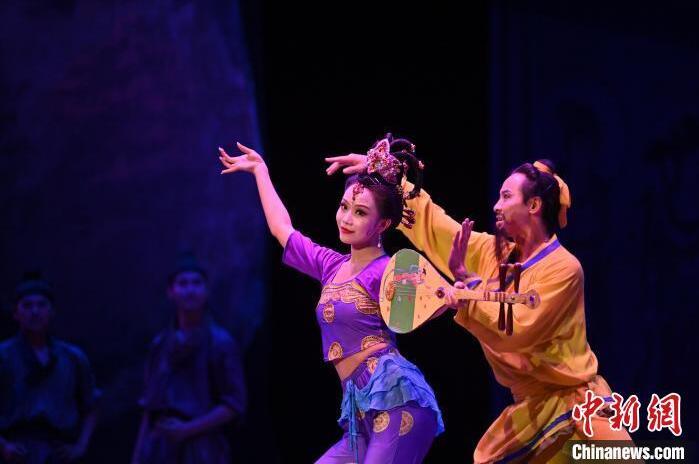 7月18日晚，中國經(jīng)典舞劇《絲路花雨》在甘肅蘭州黃河劇院進(jìn)行演出。中國經(jīng)典舞劇《絲路花雨》迎來45周年，7月17日-8月4日在蘭州開啟為期多天的駐場(chǎng)演出。該舞劇取材于敦煌莫高窟壁畫，集中國霓裳羽衣舞、敦煌舞、印度舞、黑巾舞、波斯馬鈴舞等于一身，自1979年演出至今，該劇先后在40多個(gè)國家和地區(qū)演出近4000場(chǎng)，觀眾550多萬人次。中新社記者 李亞龍 攝</p>
<p>