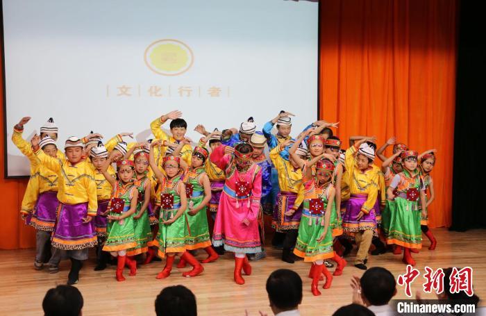 圖為蘭州大學(xué)文化行者團隊走進民族社區(qū)，開展系列活動。(資料圖)蘭州大學(xué)供圖