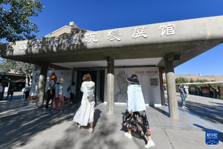 7月22日，游客排隊(duì)進(jìn)入“尋境敦煌——數(shù)字敦煌沉浸展”場館。新華社記者 郎兵兵 攝</p>
<p>