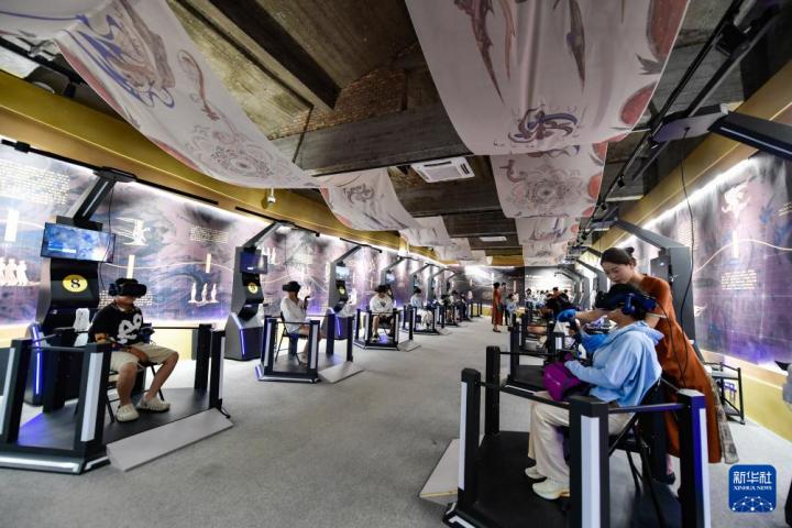 7月22日，游客線下體驗(yàn)“尋境敦煌——數(shù)字敦煌沉浸展”。新華社記者 郎兵兵 攝</p>
<p>