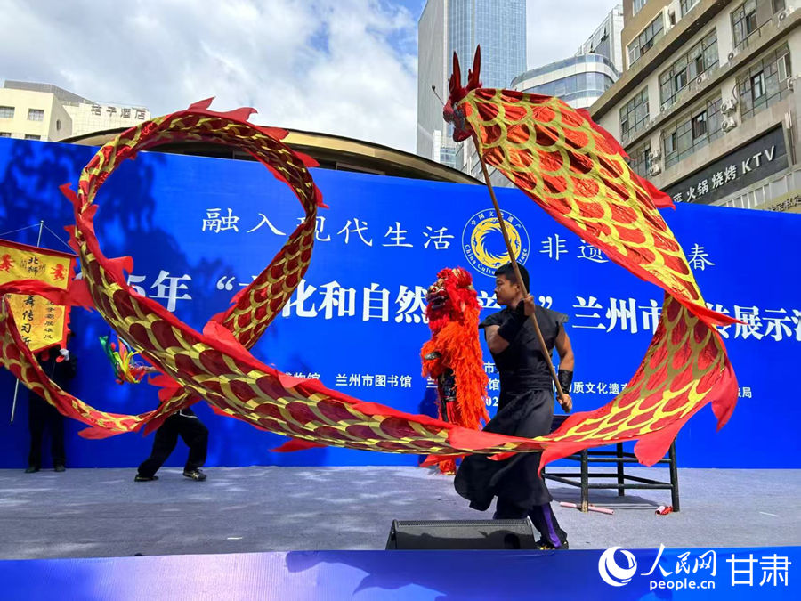 柴宗峰在2025年“文化和自然遺產日”蘭州市非遺宣傳展示活動中表演舞獅。人民網記者 焦隆攝