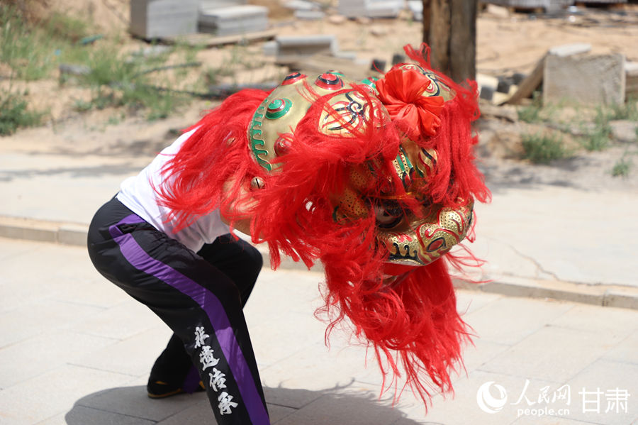 柴宗峰在桃林村展示蘭州北獅風采。人民網記者 焦隆攝