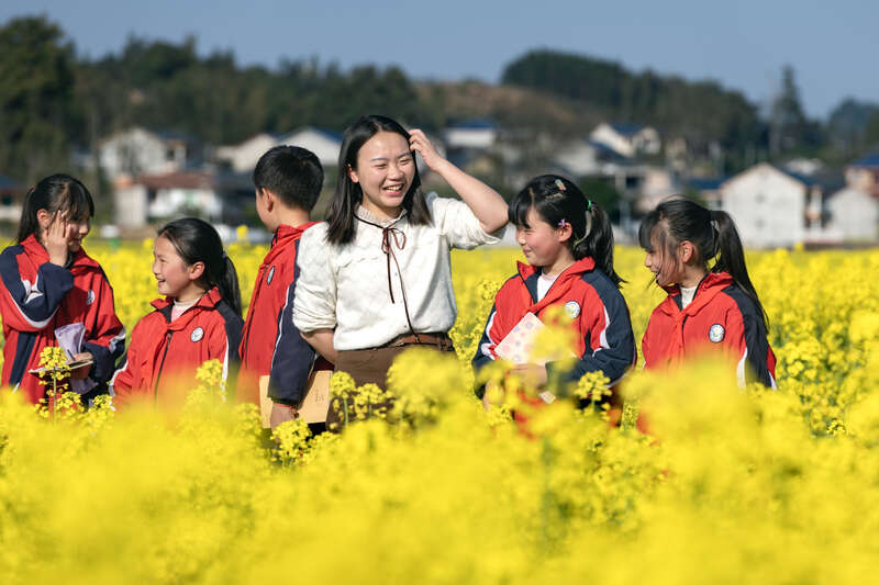 他們陪鄉(xiāng)村孩子 翻開閱讀的第一頁